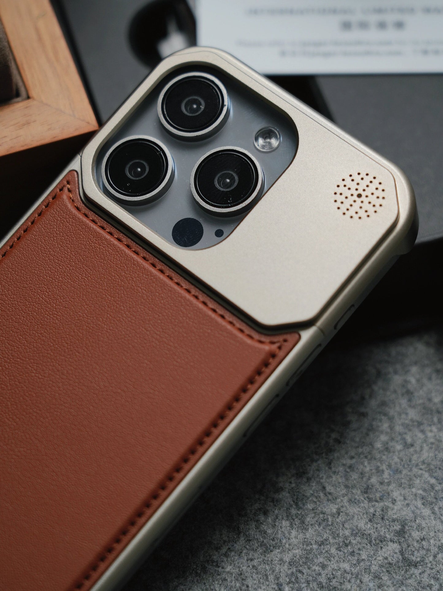 Coque 15/14 pro max magsafe en métal et cuir luxe / حماية 14/15 برو ماكس ماڨسيف فاخرة من المعدن و الجلد