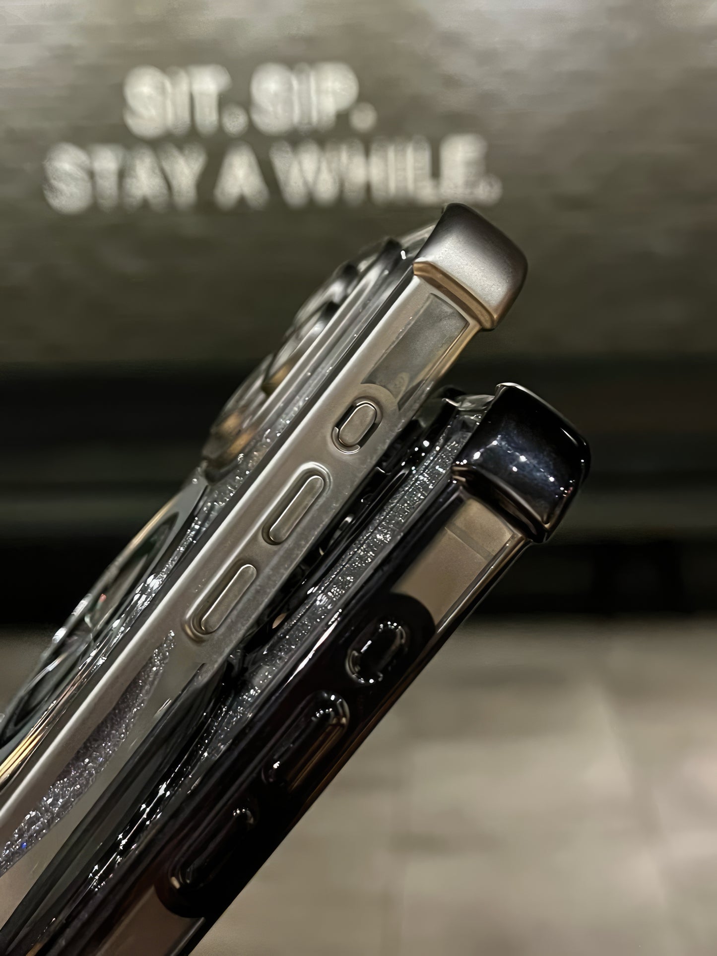 Coque Luxe 15 pro max brillante avec support et protection de caméra intégrée / غطاء لامع لآيفون 15 برو ماكس مع حامل وحماية مدمجة للكاميرا