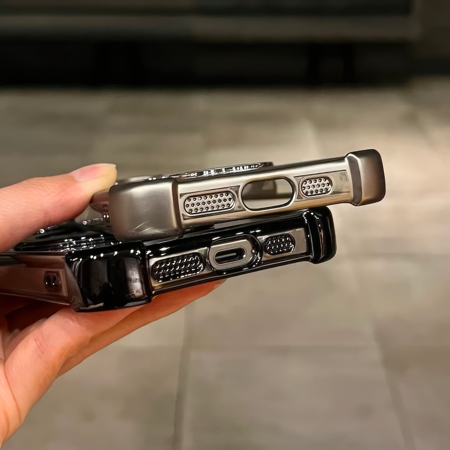Coque Luxe 15 pro max brillante avec support et protection de caméra intégrée / غطاء لامع لآيفون 15 برو ماكس مع حامل وحماية مدمجة للكاميرا