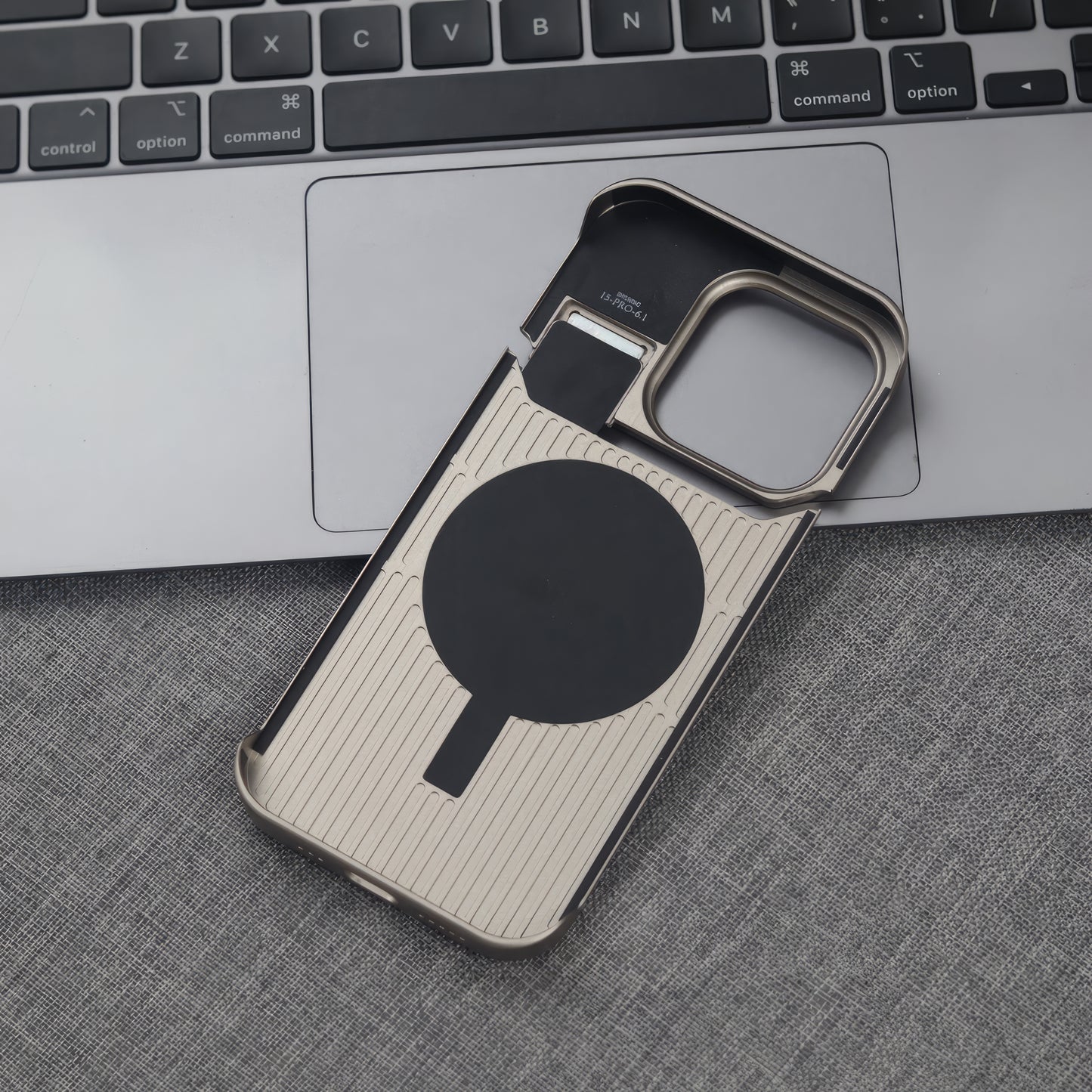 Coque 15/14 pro max magsafe en métal et cuir luxe / حماية 14/15 برو ماكس ماڨسيف فاخرة من المعدن و الجلد