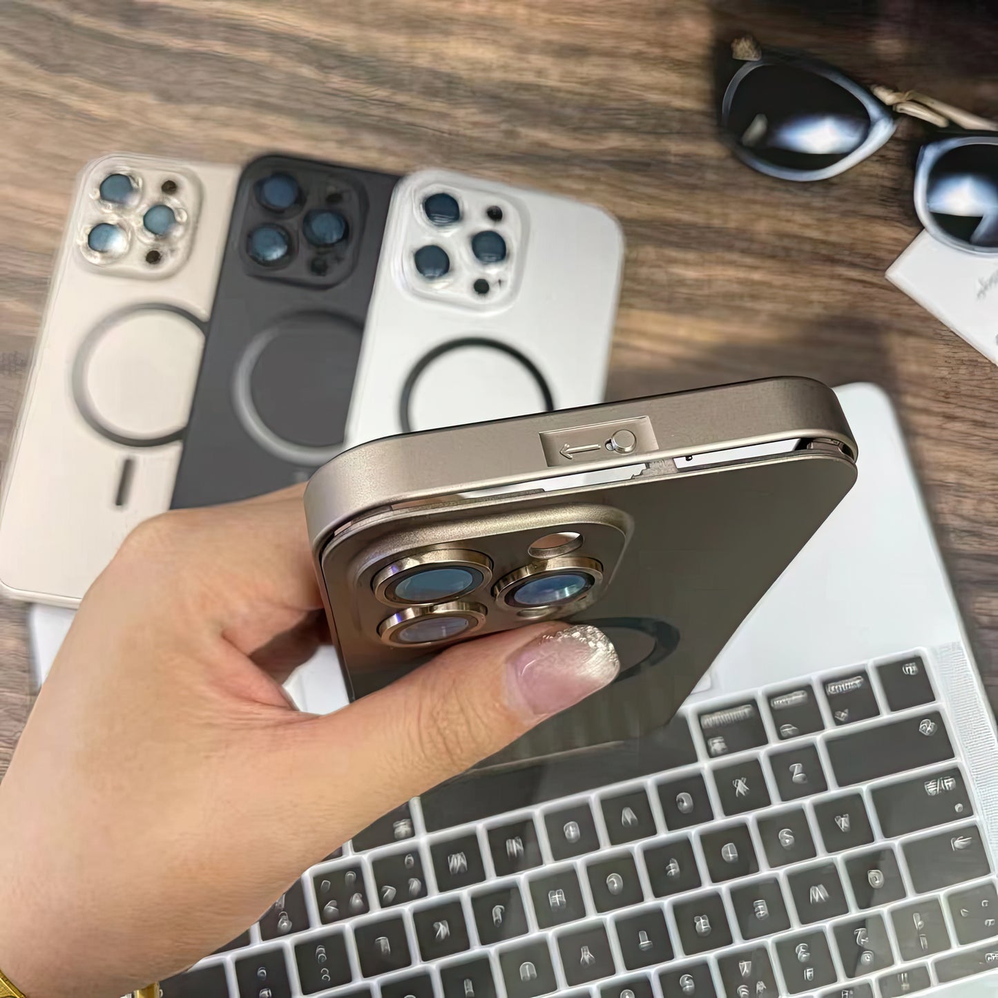 Pochette iPhone 16 pro max magsafe en métal avec protection de caméra intégrée / كيس لآيفون 16 برو ماكس من الحديد مع تقنية ماڨسيف وحماية مدمجة للكاميرا