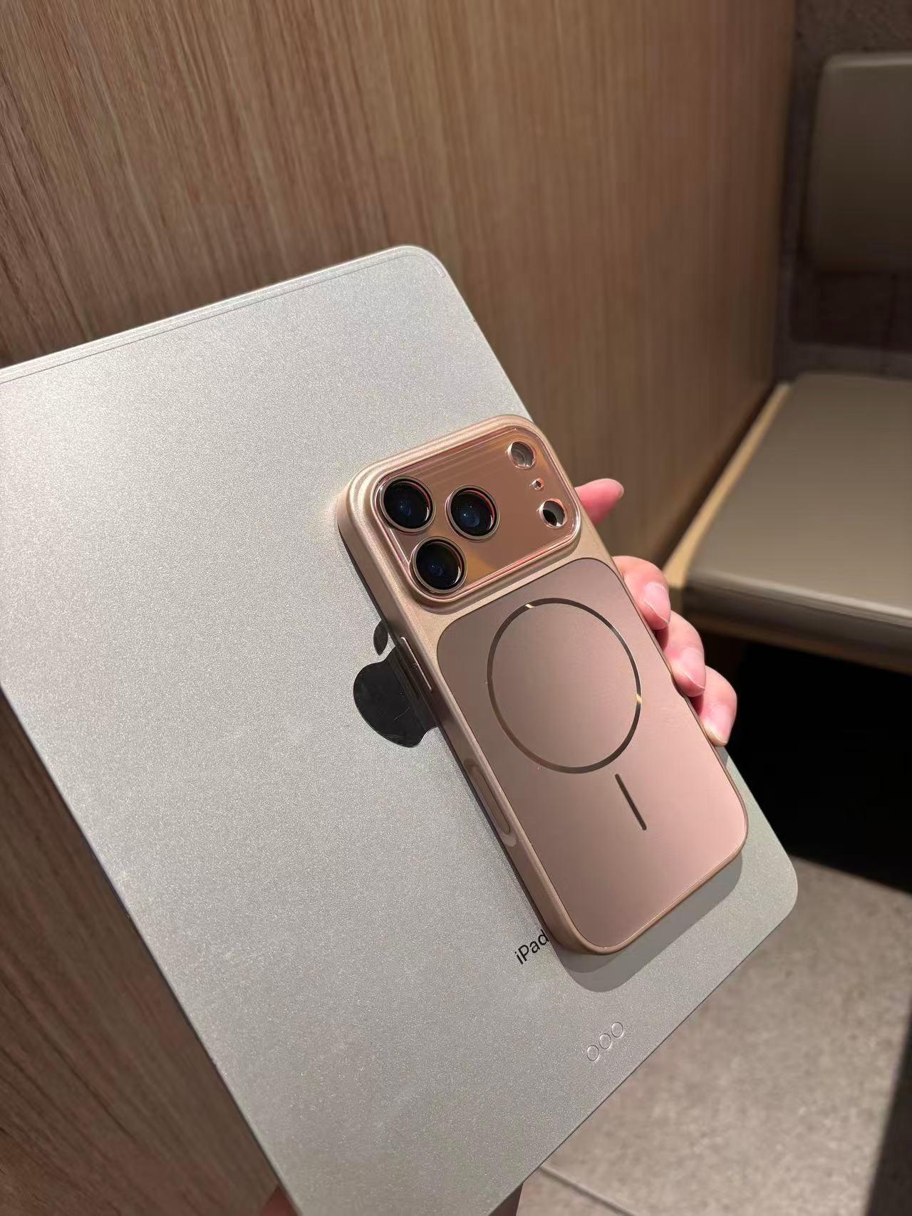 Pochette AG GLASS iPhone 17 pro max Magsafe avec protection de caméra intégrée / كيسAG GLASS لآيفون 17 برو ماكس مع تقنية ماڨسيف وحماية مدمجة للكاميرا