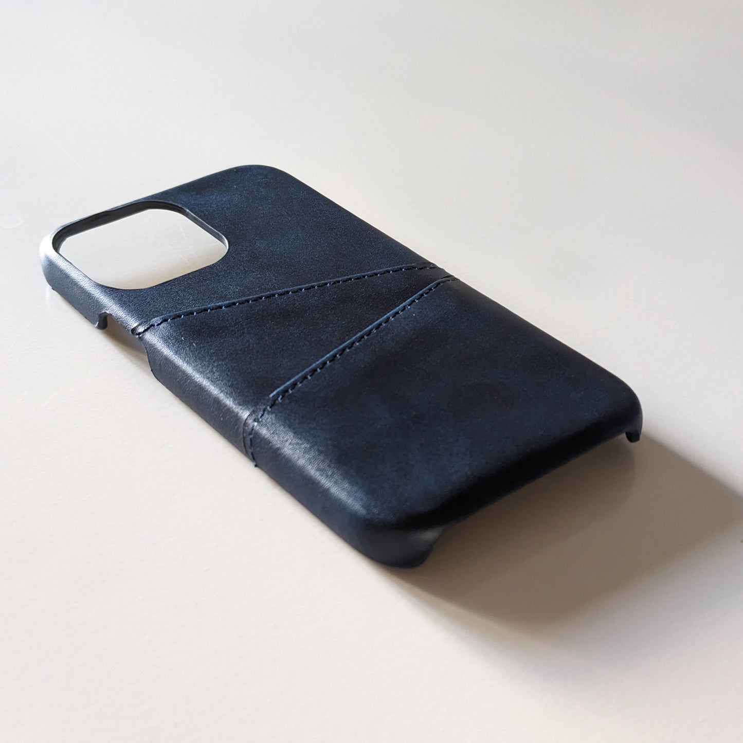 Coque iPhone en cuir véritable avec porte-cartes intégré / غطاء آيفون من جلد طبيعي مع حامل بطاقات مُدمج