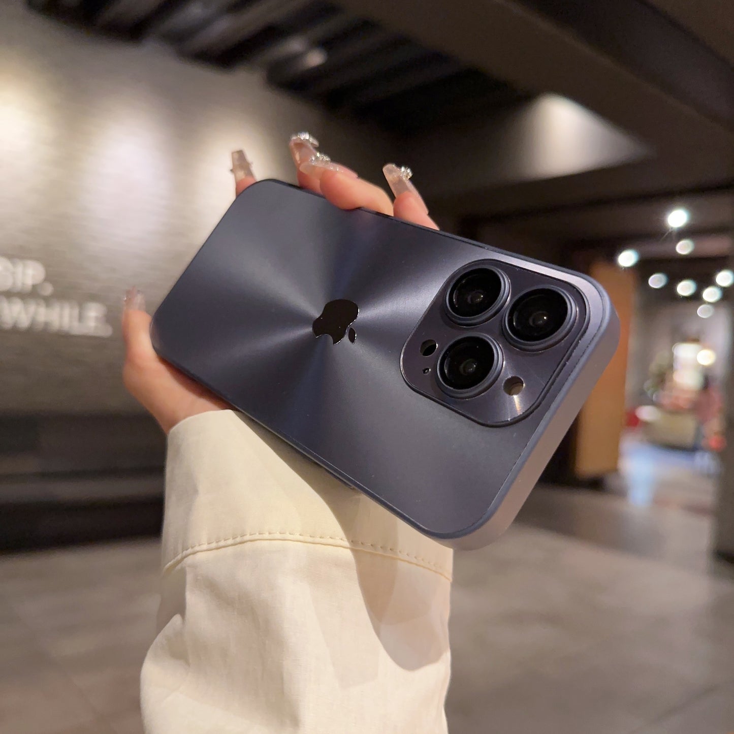 Coque 14 pro max réflective avec logo Apple et protection de caméra intégrée