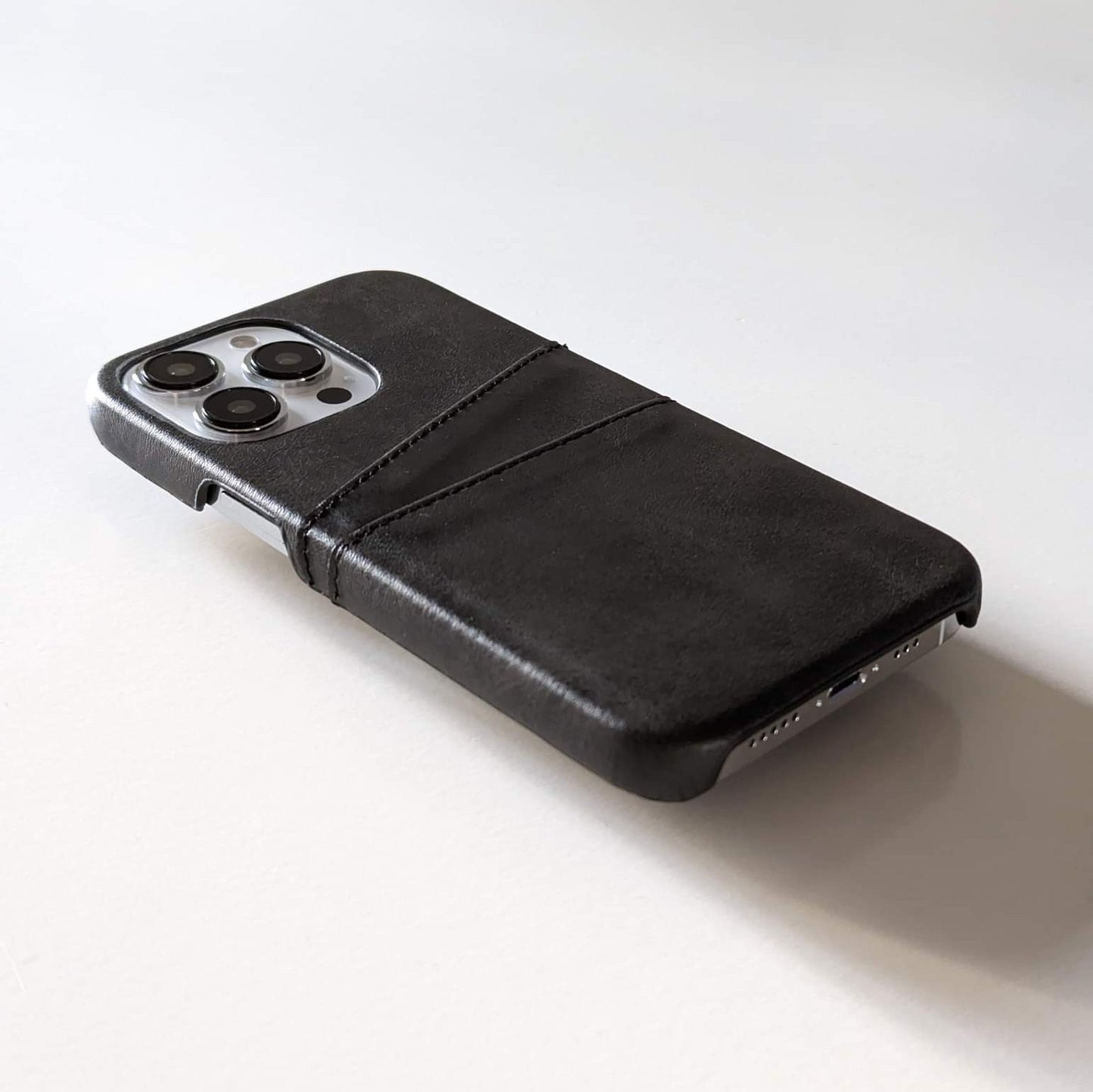 Coque iPhone en cuir véritable avec porte-cartes intégré / غطاء آيفون من جلد طبيعي مع حامل بطاقات مُدمج