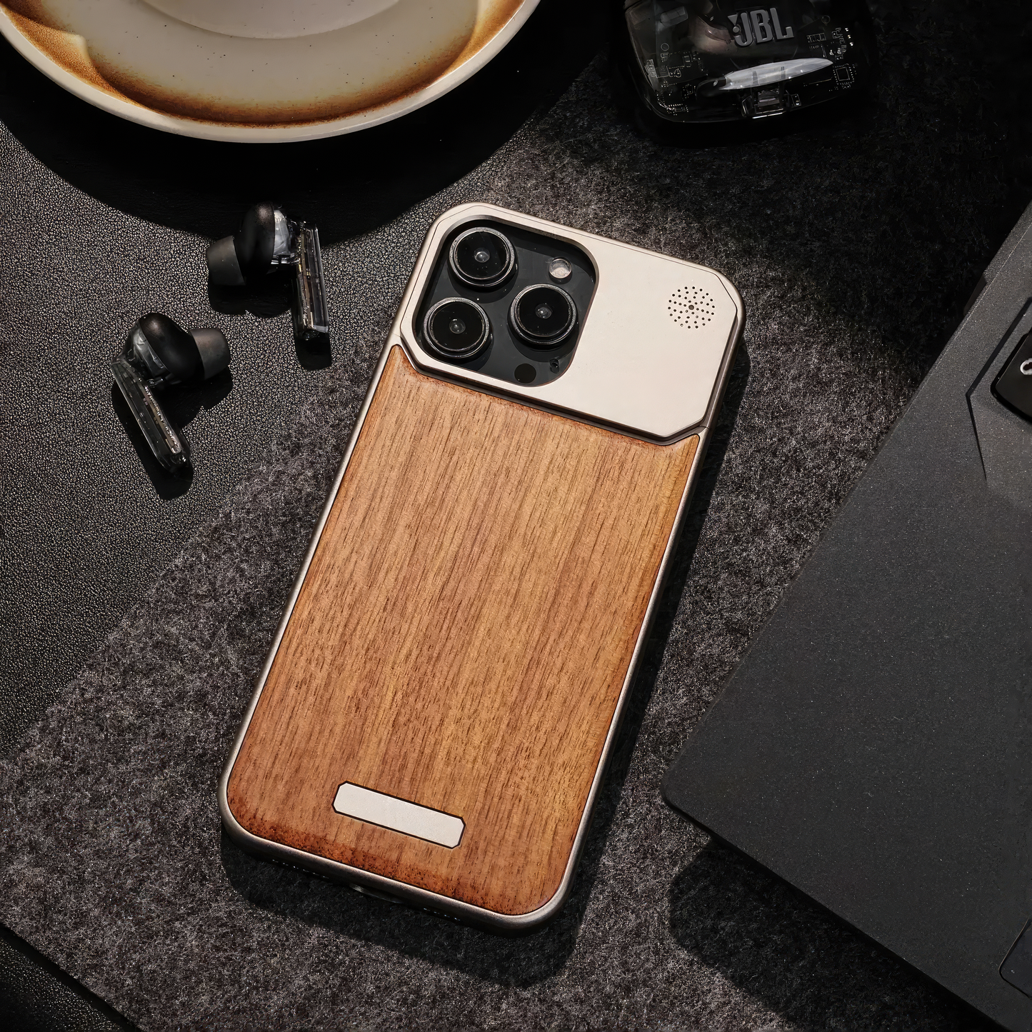 Coque 15 pro max magsafe en métal et bois luxe / حماية 15 برو ماكس ماڨسيف فاخرة من المعدن و الخشب