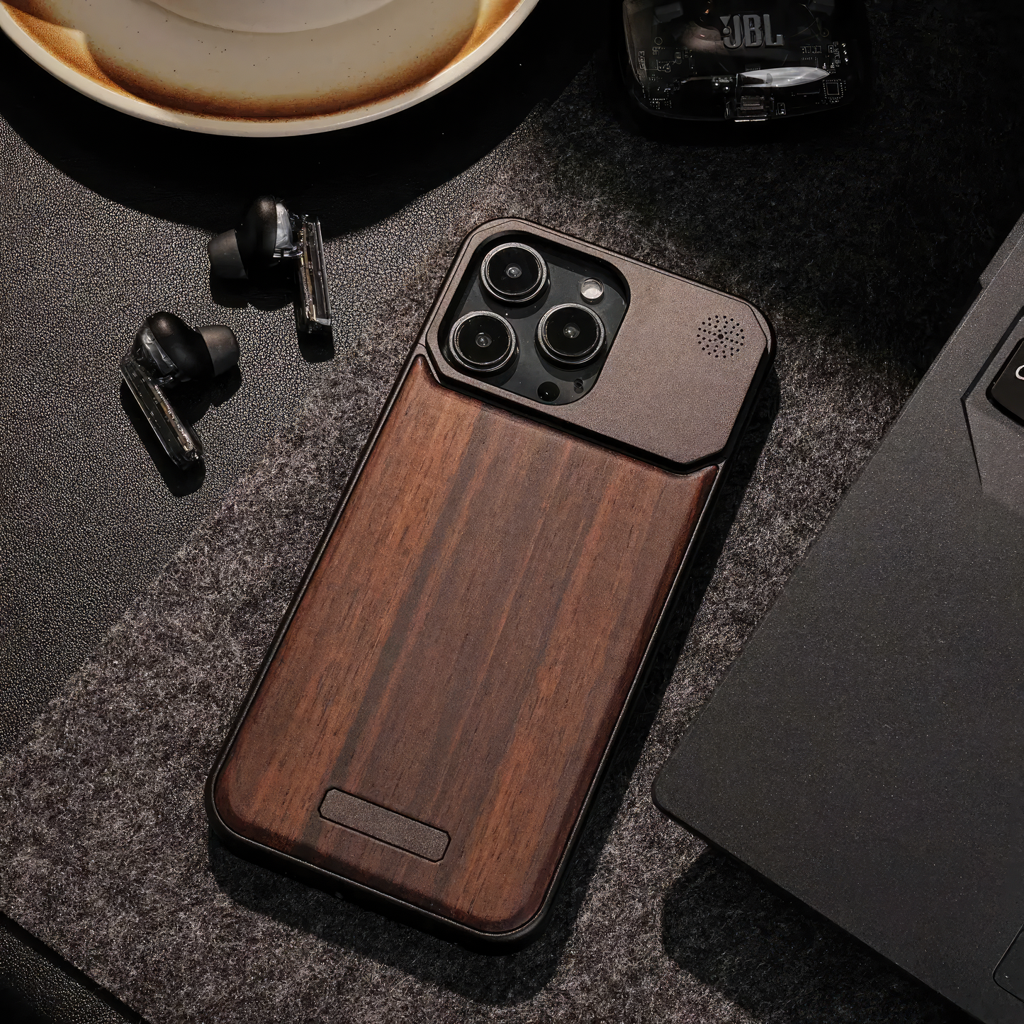 Coque 15 pro max magsafe en métal et bois luxe / حماية 15 برو ماكس ماڨسيف فاخرة من المعدن و الخشب