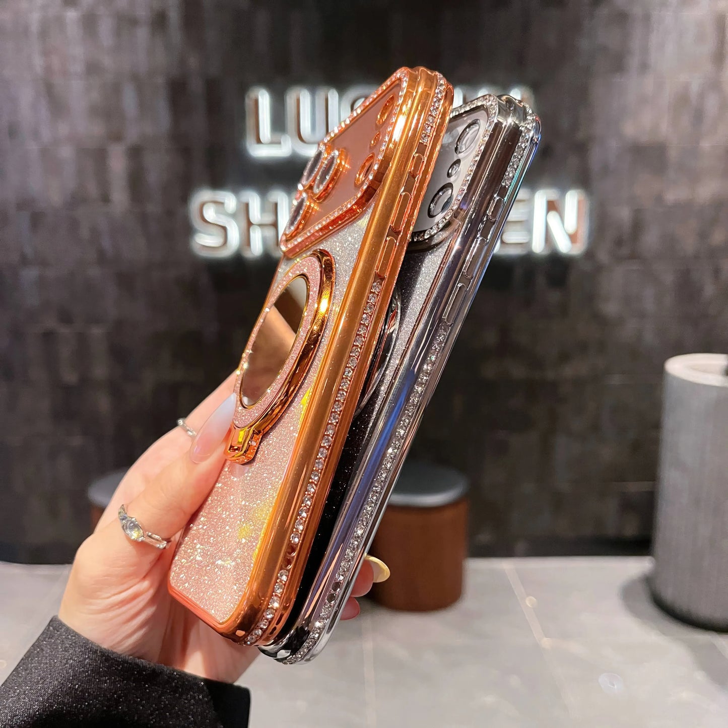 Pochette Brillante iPhone 17 pro max avec miroir magsafe avec protection de caméra intégrée / كيس لامعة مع  مرآة لآيفون 17 برو ماكس مع تقنية ماڨسيف وحماية مدمجة للكاميرا