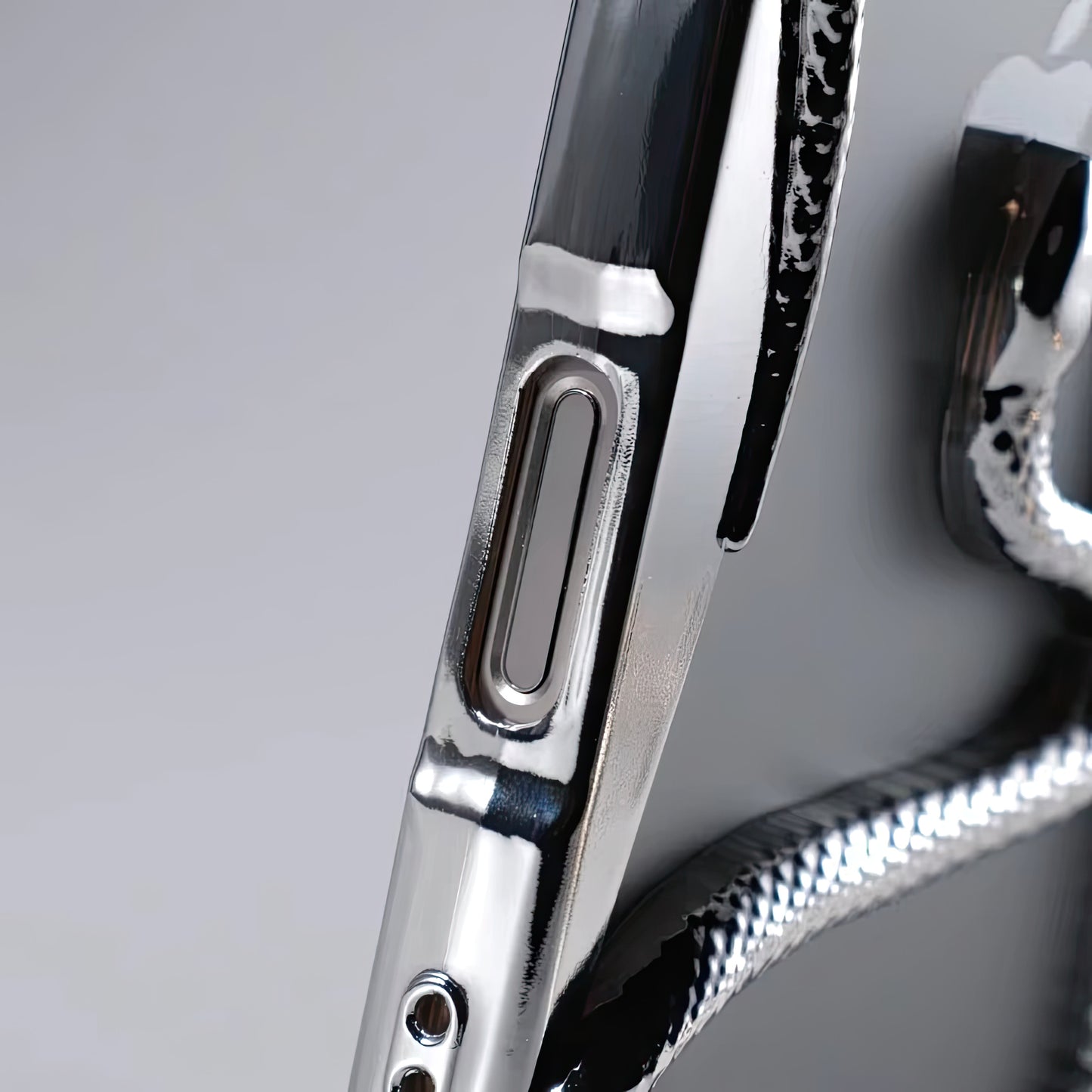 iPhone 16 Pro Max Snake CASE