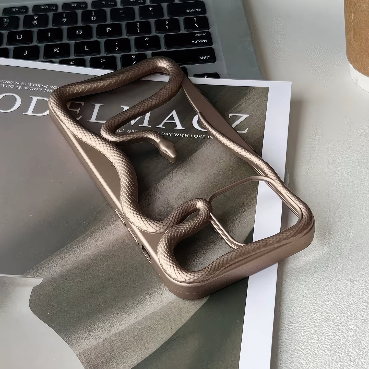 iPhone 16 Pro Max Snake CASE