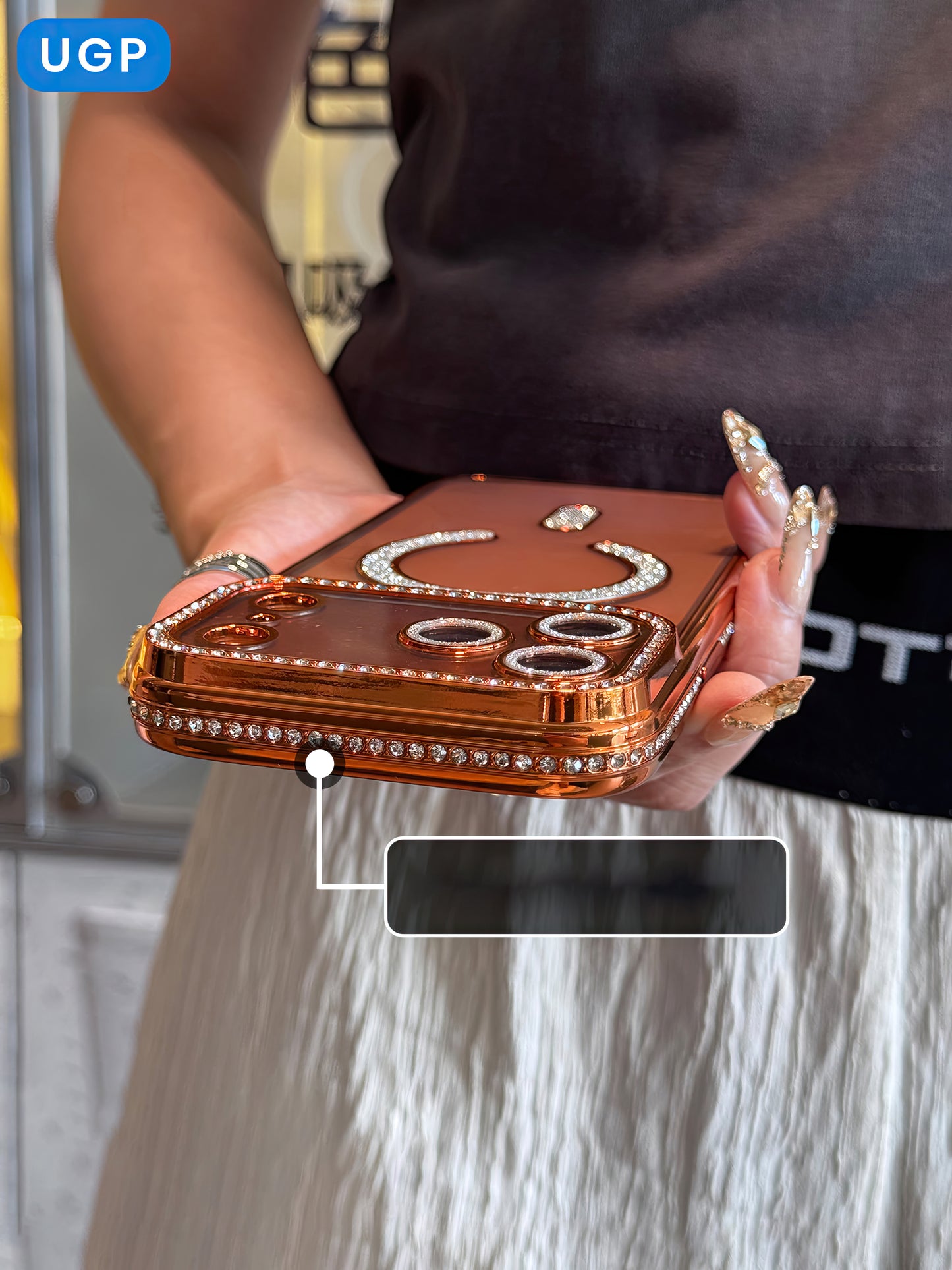 Pochette Brillante iPhone 17 pro max magsafe avec protection de caméra intégrée / كيس لامعة لآيفون 17 برو ماكس  مع تقنية ماڨسيف وحماية مدمجة للكاميرا