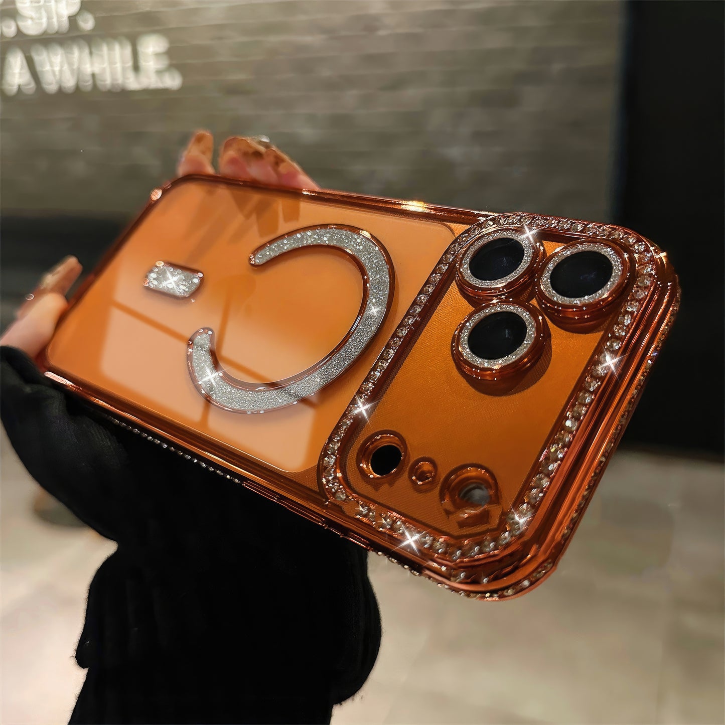 Pochette Brillante iPhone 17 pro max magsafe avec protection de caméra intégrée / كيس لامعة لآيفون 17 برو ماكس  مع تقنية ماڨسيف وحماية مدمجة للكاميرا