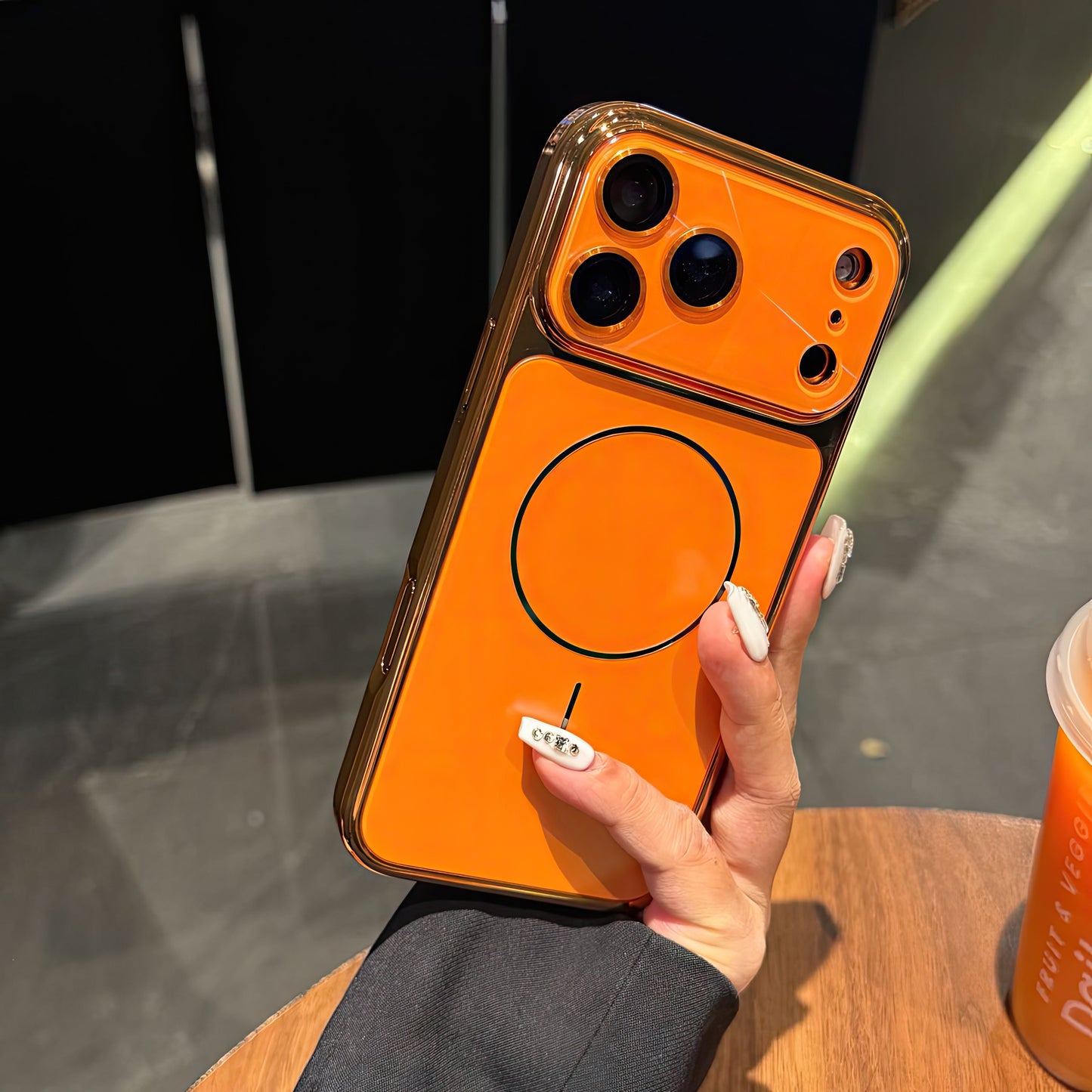 Pochette iPhone 17 pro max magsafe avec logo apple et protection de caméra intégrée / كيس لآيفون 17 برو ماكس شعار أبل مع تقنية ماڨسيف وحماية مدمجة للكاميرا