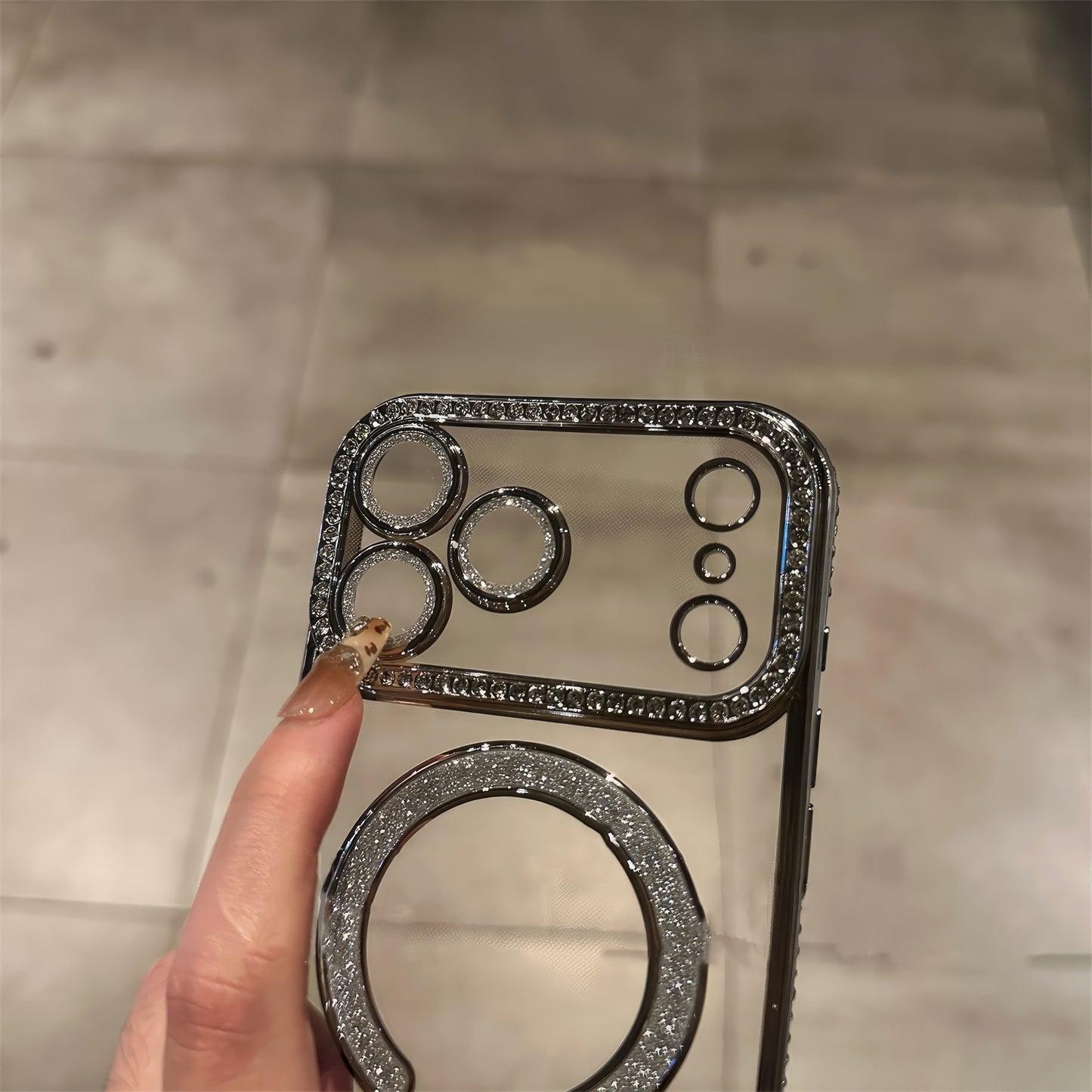 Pochette Brillante iPhone 17 pro max magsafe avec protection de caméra intégrée / كيس لامعة لآيفون 17 برو ماكس  مع تقنية ماڨسيف وحماية مدمجة للكاميرا