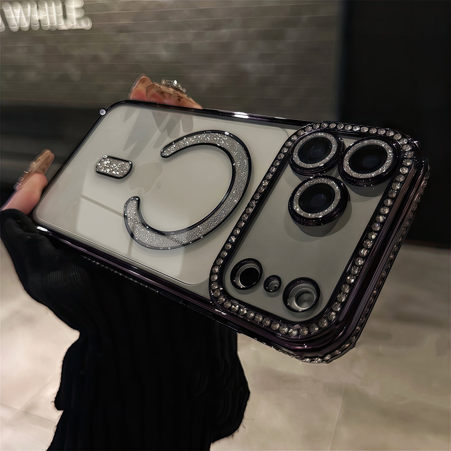 Pochette Brillante iPhone 17 pro max magsafe avec protection de caméra intégrée / كيس لامعة لآيفون 17 برو ماكس  مع تقنية ماڨسيف وحماية مدمجة للكاميرا