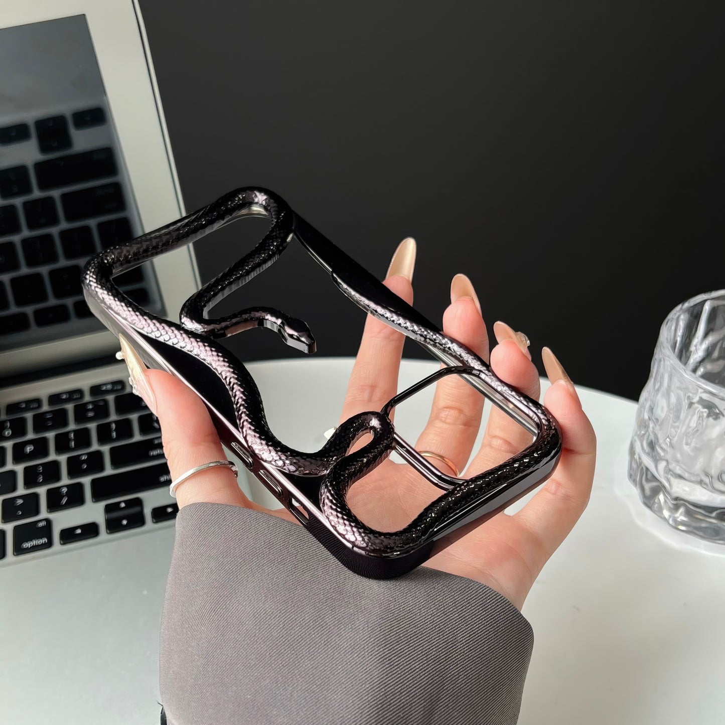 iPhone 16 Pro Max Snake CASE