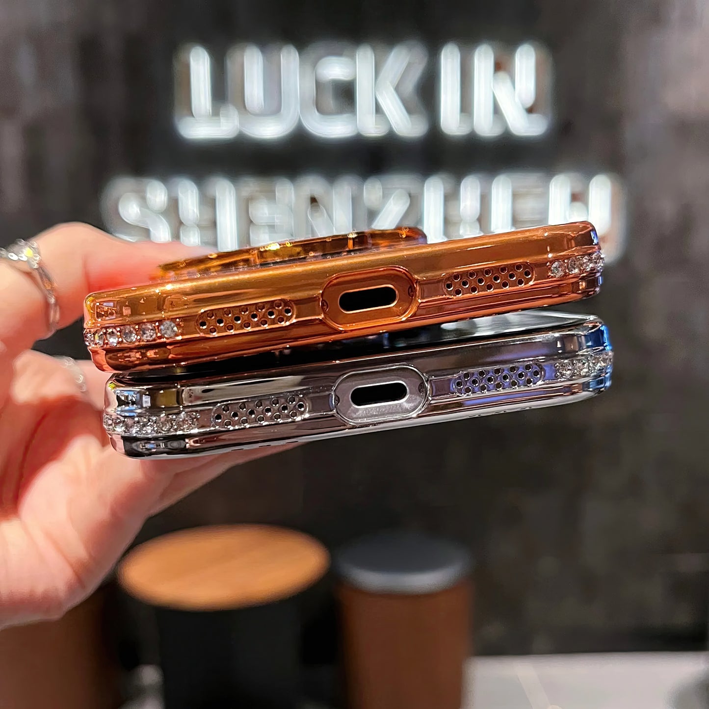 Pochette Brillante iPhone 17 pro max avec miroir magsafe avec protection de caméra intégrée / كيس لامعة مع  مرآة لآيفون 17 برو ماكس مع تقنية ماڨسيف وحماية مدمجة للكاميرا